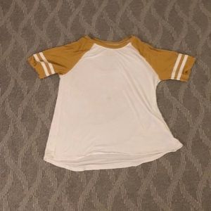 White and yellow tee